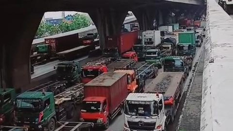Macet di kawasan Tanjung Priok, Jakarta Utara, Kamis (17/4/2025). (Dok. Istimewa)