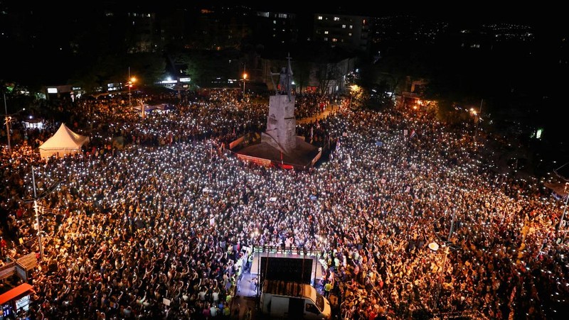 ====
Mahasiswa Serbia dan pendukung mereka menghadiri protes terhadap pemerintah sebagai bagian dari demonstrasi nasional, di Kraljevo, Serbia, 16 April 2025. (REUTERS/Zorana Jevtic)