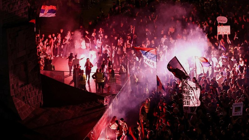 ====
Mahasiswa Serbia dan pendukung mereka menghadiri protes terhadap pemerintah sebagai bagian dari demonstrasi nasional, di Kraljevo, Serbia, 16 April 2025. (REUTERS/Zorana Jevtic)