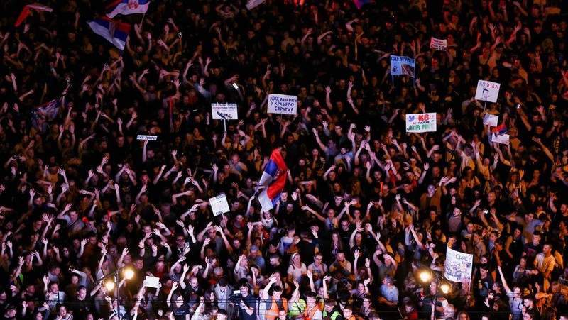 ====
Mahasiswa Serbia dan pendukung mereka menghadiri protes terhadap pemerintah sebagai bagian dari demonstrasi nasional, di Kraljevo, Serbia, 16 April 2025. (REUTERS/Zorana Jevtic)