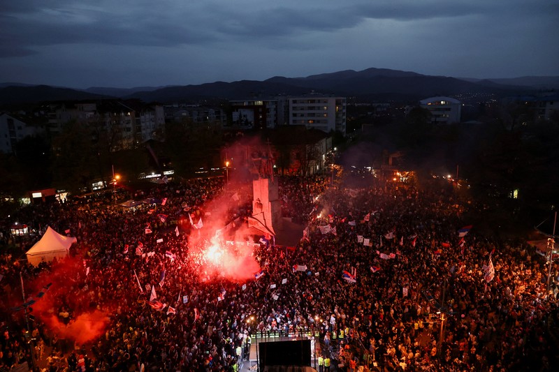 ====
Mahasiswa Serbia dan pendukung mereka menghadiri protes terhadap pemerintah sebagai bagian dari demonstrasi nasional, di Kraljevo, Serbia, 16 April 2025. (REUTERS/Zorana Jevtic)
