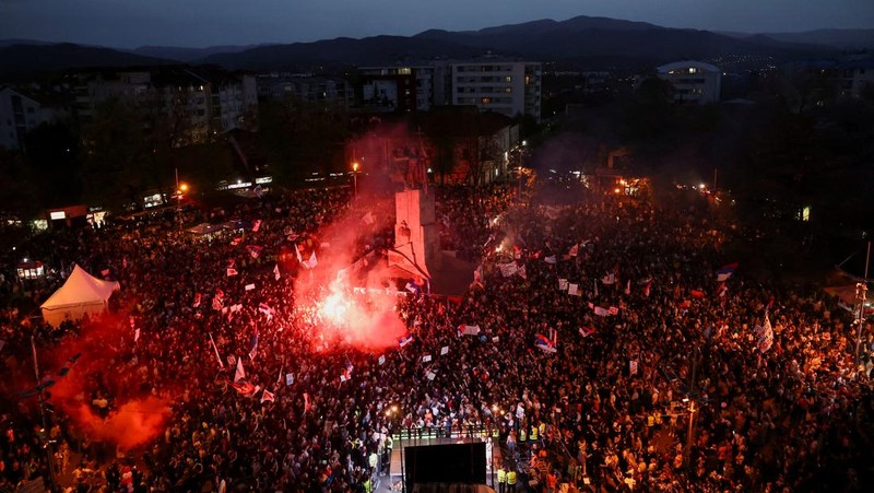 ====
Mahasiswa Serbia dan pendukung mereka menghadiri protes terhadap pemerintah sebagai bagian dari demonstrasi nasional, di Kraljevo, Serbia, 16 April 2025. (REUTERS/Zorana Jevtic)