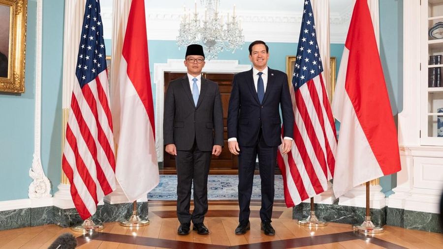 Menteri Luar Negeri RI, Sugiono dengan Menlu AS, Marco Rubio bersalaman jelang melakukan pertemuan bilateral di Kementerian Luar Negeri AS, Washington D.C., pada Rabu (16/4/2025). (Dok. Kementerian Luar Negeri)