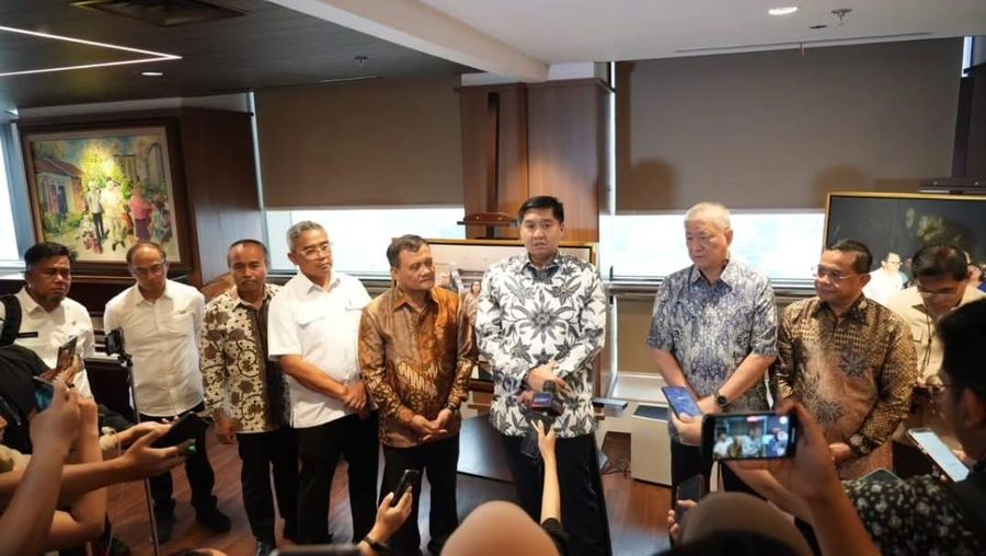 Menteri Perumahan dan Kawasan Pemukiman (PKP) Maruarar Sirait melakukan pertemuan dengan sejumlah tokoh pengusaha dan pejabat daerah jawa tengah. (Instagram/maruararsirait)