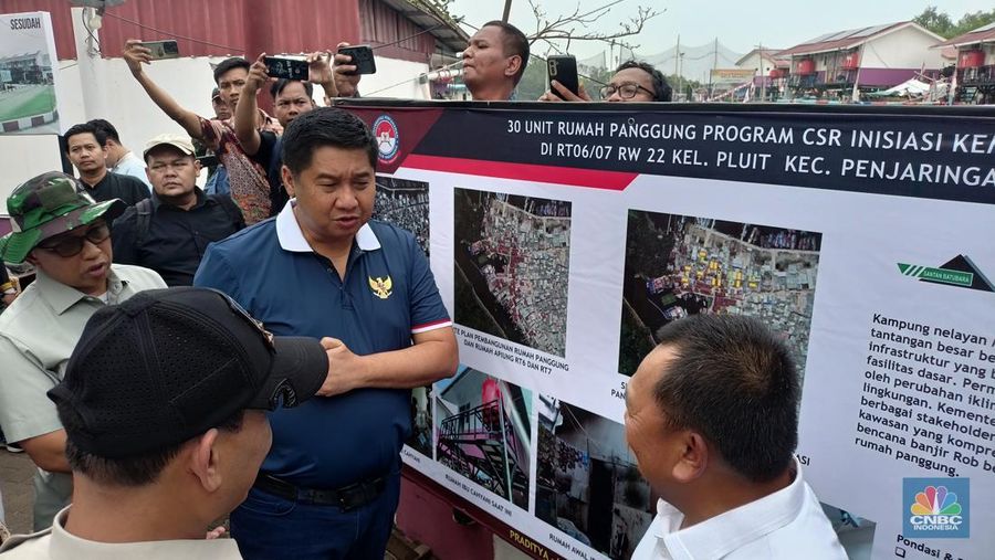 Menteri Perumahan dan Kawasan Pemukiman (PKP) Maruarar Sirait menyerahkan 30 rumah panggung dan ambulance kepada masyarakat pesisir Jakarta, lokasinya berada di RT06/07 RW22 Kelurahan Pluit Kecamatan Penjaringan Jakarta Utara. (CNBC Indonesia/Ferry Sandi)