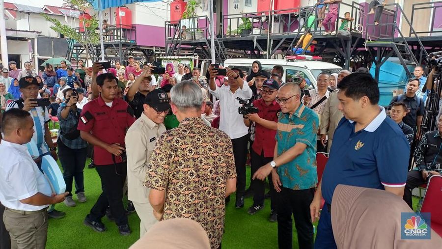 Menteri Perumahan dan Kawasan Pemukiman (PKP) Maruarar Sirait menyerahkan 30 rumah panggung dan ambulance kepada masyarakat pesisir Jakarta, lokasinya berada di RT06/07 RW22 Kelurahan Pluit Kecamatan Penjaringan Jakarta Utara. (CNBC Indonesia/Ferry Sandi)