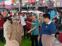Maruarar Serahkan Bantuan 30 Rumah Panggung ke Warga Penjaringan