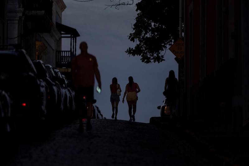 Orang-orang berjalan melalui jalan yang gelap setelah Puerto Riko dilanda pemadaman listrik besar-besaran di mana pembangkit listrik di seluruh pulau tiba-tiba mati, di San Juan, Puerto Riko, 16 April 2025. Orang-orang berjalan melalui jalan yang gelap setelah Puerto Riko dilanda pemadaman listrik besar-besaran di mana pembangkit listrik di seluruh pulau tiba-tiba mati, di San Juan, Puerto Riko, 16 April 2025. (REUTERS/Ricardo Arduengo)