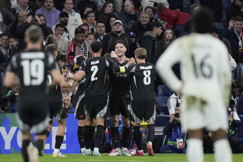 Pemain Arsenal merayakan kemenangan atas Real Madrid 2-1 dalam pertandingan leg kedua perempat final Liga Champions di stadion Santiago Bernabeu di Madrid, Rabu, 16 April 2025. Pemain Arsenal merayakan kemenangan atas Real Madrid 2-1 dalam pertandingan leg kedua perempat final Liga Champions di stadion Santiago Bernabeu di Madrid, Rabu, 16 April 2025. (AP Photo/Manu Fernandez)