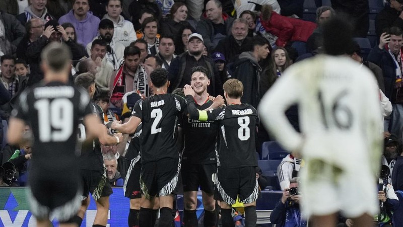 Pemain Arsenal merayakan kemenangan atas Real Madrid 2-1 dalam pertandingan leg kedua perempat final Liga Champions di stadion Santiago Bernabeu di Madrid, Rabu, 16 April 2025. (AP Photo/Manu Fernandez)
