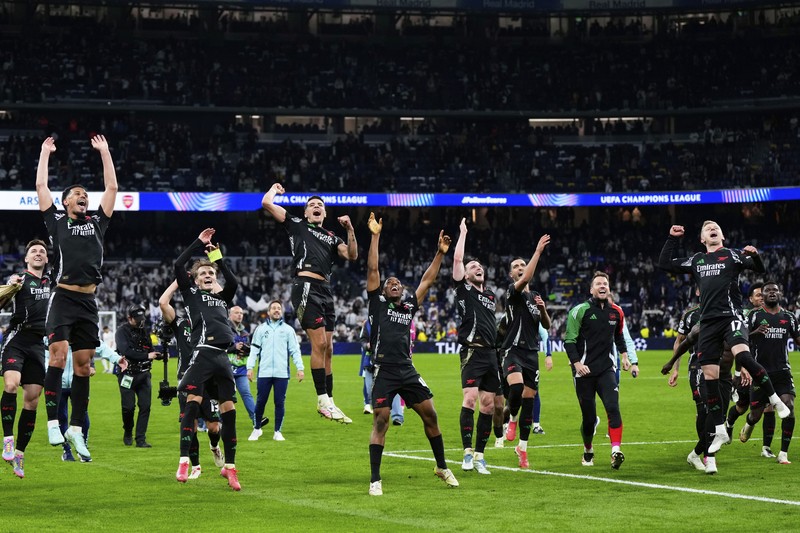 Pemain Arsenal merayakan kemenangan atas Real Madrid 2-1 dalam pertandingan leg kedua perempat final Liga Champions di stadion Santiago Bernabeu di Madrid, Rabu, 16 April 2025. Pemain Arsenal merayakan kemenangan atas Real Madrid 2-1 dalam pertandingan leg kedua perempat final Liga Champions di stadion Santiago Bernabeu di Madrid, Rabu, 16 April 2025. (AP Photo/Manu Fernandez)