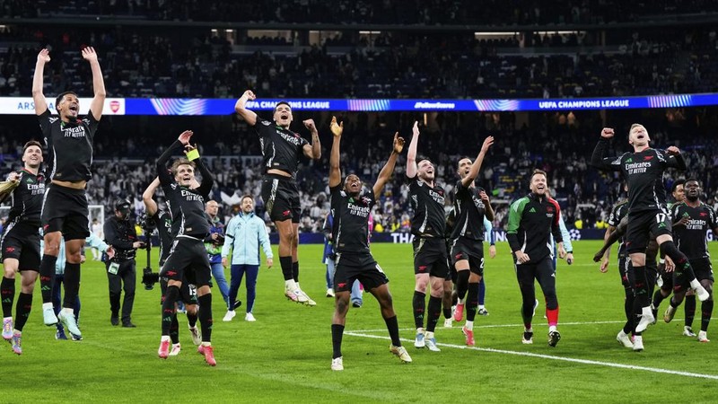 Pemain Arsenal merayakan kemenangan atas Real Madrid 2-1 dalam pertandingan leg kedua perempat final Liga Champions di stadion Santiago Bernabeu di Madrid, Rabu, 16 April 2025. (AP Photo/Manu Fernandez)