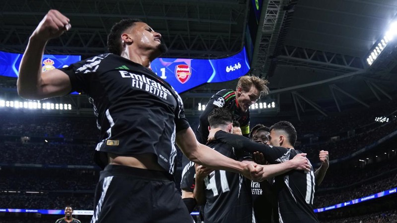 Pemain Arsenal merayakan kemenangan atas Real Madrid 2-1 dalam pertandingan leg kedua perempat final Liga Champions di stadion Santiago Bernabeu di Madrid, Rabu, 16 April 2025. (AP Photo/Manu Fernandez)