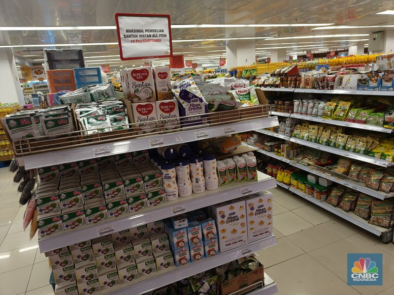 Stok produk santan kemasan di Transmart Kota Kasablanka, Jakarta, Kamis (17/4/2025). (CNBC Indonesia/Muhammad Sabki) Stok produk santan kemasan di Transmart Kota Kasablanka, Jakarta, Kamis (17/4/2025). (CNBC Indonesia/Muhammad Sabki)