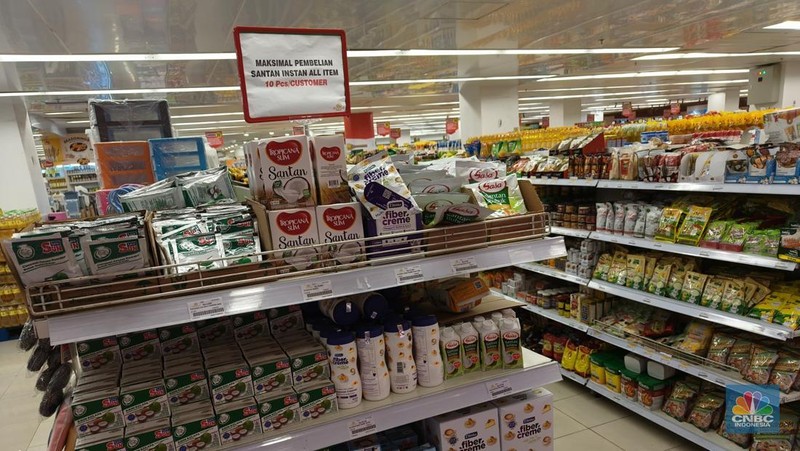 Stok produk santan kemasan di Transmart Kota Kasablanka, Jakarta, Kamis (17/4/2025). (վ/Muhammad Sabki)