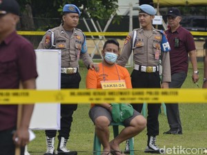 Aiptu Kapri Sucipto Datangi TKP 3 Polisi Ditembak, Bawa 2 Ekor Ayam