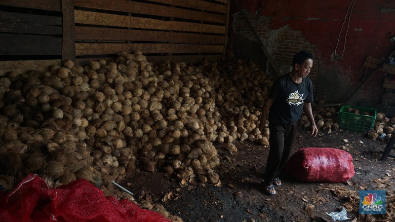 Penjualan kelapa parut di kawasan Kramat Jati, Jakarta, Kamis (17/4/2025). (CNBC Indonesia/Muhammad Sabki)