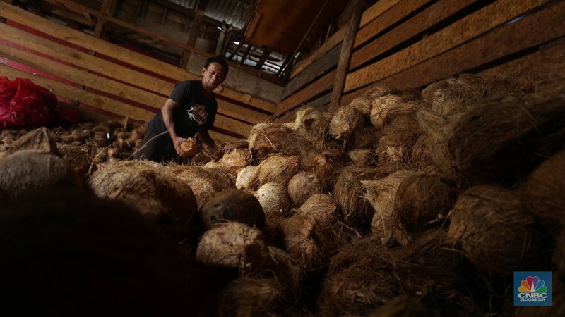 Penjualan kelapa parut di kawasan Kramat Jati, Jakarta, Kamis (17/4/2025). (CNBC Indonesia/Muhammad Sabki)