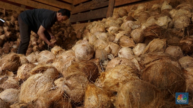 Penjualan kelapa parut di kawasan Kramat Jati, Jakarta, Kamis (17/4/2025). (CNBC Indonesia/Muhammad Sabki)