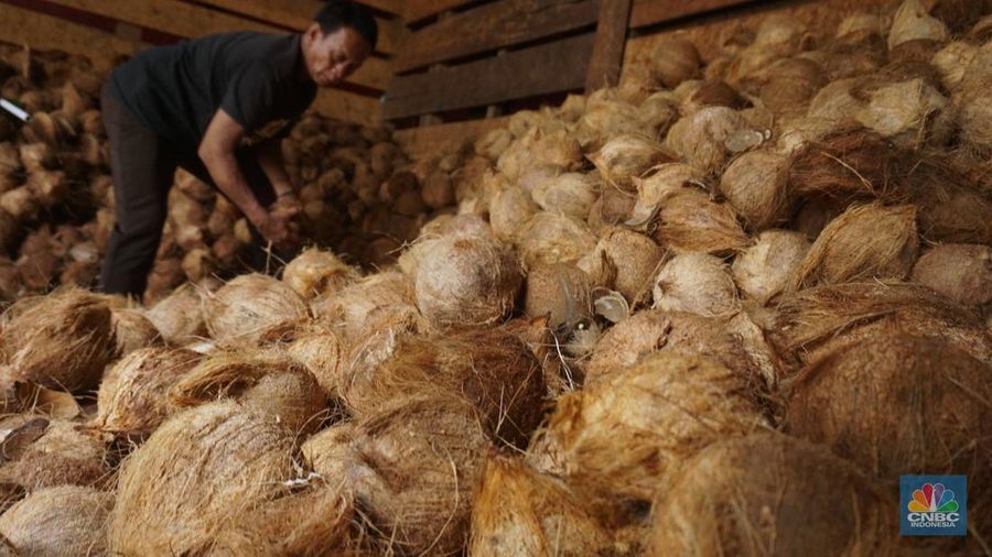 Penjualan kelapa parut di kawasan Kramat Jati, Jakarta, Kamis (17/4/2025). (CNBC Indonesia/Muhammad Sabki)