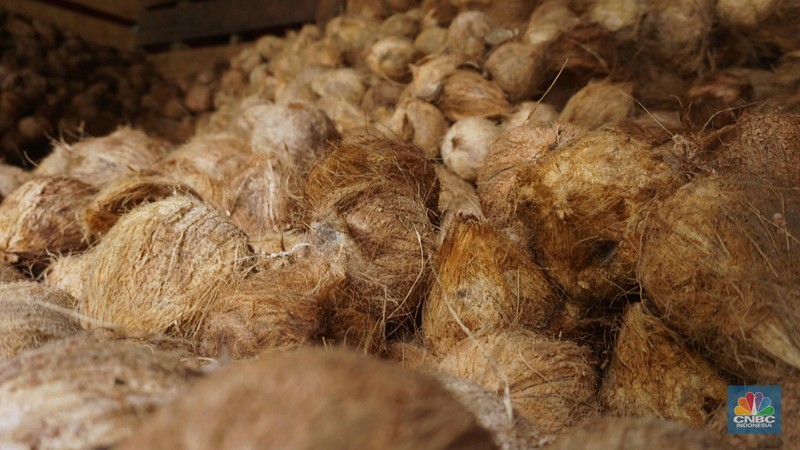 Penjualan kelapa parut di kawasan Kramat Jati, Jakarta, Kamis (17/4/2025). (CNBC Indonesia/Muhammad Sabki)