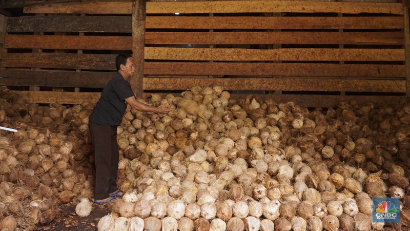 Penjualan kelapa parut di kawasan Kramat Jati, Jakarta, Kamis (17/4/2025). (CNBC Indonesia/Muhammad Sabki)