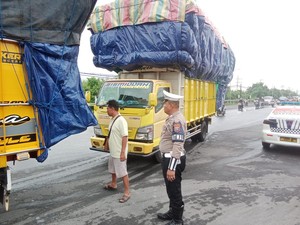 Tekan Kecelakaan, Puluhan Truk di Gresik Langgar Jam Operasional Ditilang