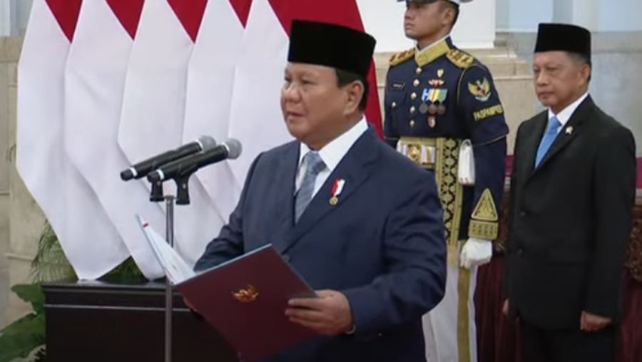 Presiden Prabowo Subianto saat pelantikan gubernur dan Wakil Gubernur Papua Pegunungan serta Kep. Bangka Belitung di Jakarta, Kamis (17/4/2025). (YouTube/Sekretariat Presiden)