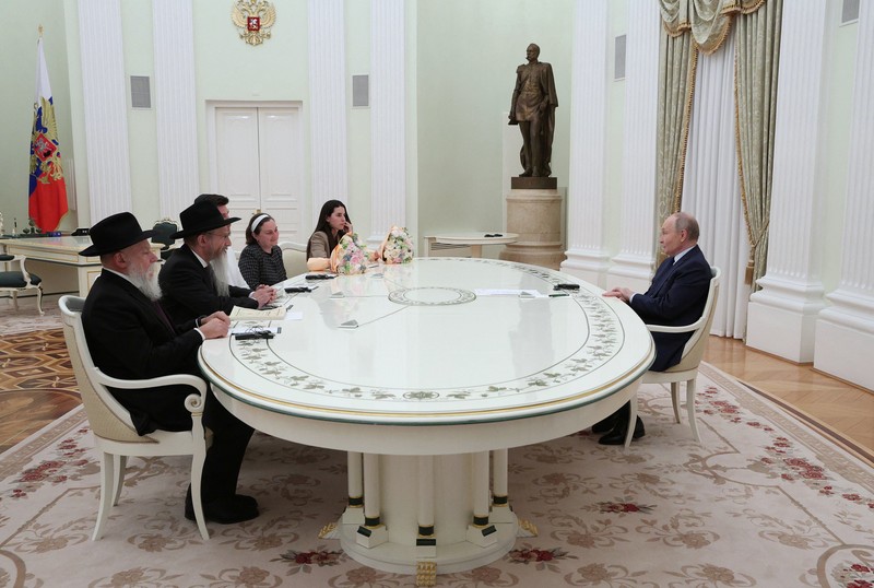 Presiden Rusia Vladimir Putin menemui satu warga Rusia-Israel eks sandera di Jalur Gaza yang baru dilepas Hamas dan diterbangkan ke Moskow, Alexander Trufanov, dan keluarga. (Sandurskaya/Pool via REUTERS) Presiden Rusia Vladimir Putin menemui satu warga Rusia-Israel eks sandera di Jalur Gaza yang baru dilepas Hamas dan diterbangkan ke Moskow, Alexander Trufanov, dan keluarga. (Sandurskaya/Pool via REUTERS)