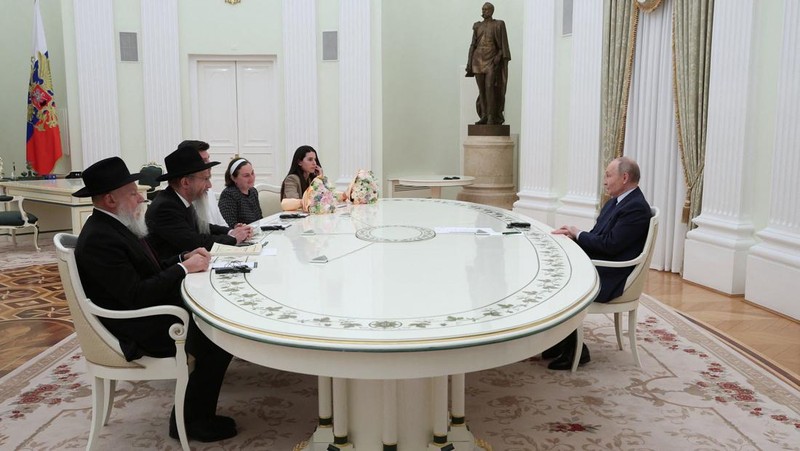 Presiden Rusia Vladimir Putin menemui satu warga Rusia-Israel eks sandera di Jalur Gaza yang baru dilepas Hamas dan diterbangkan ke Moskow, Alexander Trufanov, dan keluarga. (Sandurskaya/Pool via REUTERS)