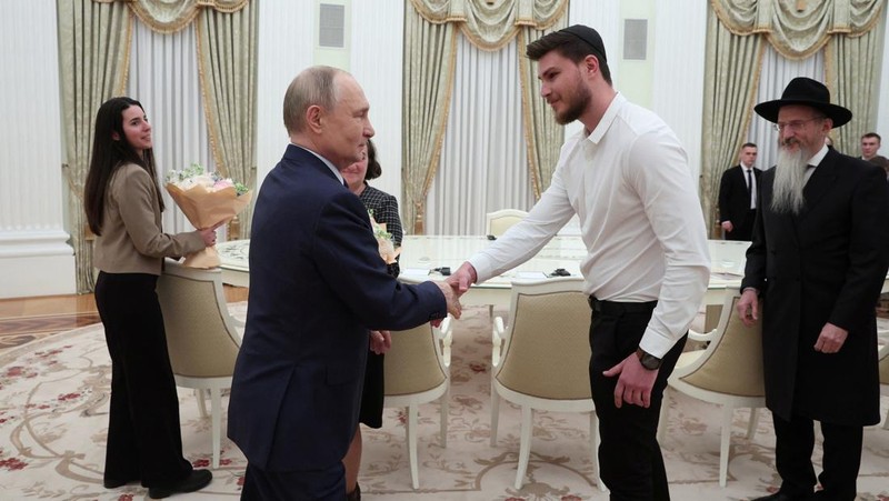 Presiden Rusia Vladimir Putin menemui satu warga Rusia-Israel eks sandera di Jalur Gaza yang baru dilepas Hamas dan diterbangkan ke Moskow, Alexander Trufanov, dan keluarga. (Sandurskaya/Pool via REUTERS)