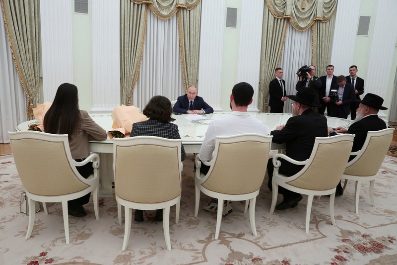 Presiden Rusia Vladimir Putin menemui satu warga Rusia-Israel eks sandera di Jalur Gaza yang baru dilepas Hamas dan diterbangkan ke Moskow, Alexander Trufanov, dan keluarga. (Sandurskaya/Pool via REUTERS)