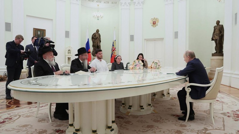Presiden Rusia Vladimir Putin menemui satu warga Rusia-Israel eks sandera di Jalur Gaza yang baru dilepas Hamas dan diterbangkan ke Moskow, Alexander Trufanov, dan keluarga. (Sandurskaya/Pool via REUTERS)