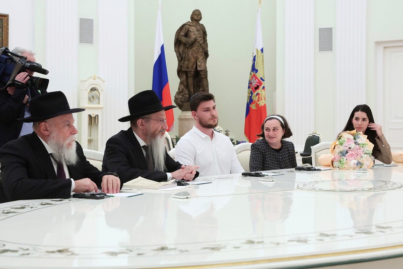 Presiden Rusia Vladimir Putin menemui satu warga Rusia-Israel eks sandera di Jalur Gaza yang baru dilepas Hamas dan diterbangkan ke Moskow, Alexander Trufanov, dan keluarga. (Sandurskaya/Pool via REUTERS)
