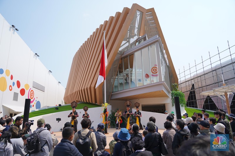 Seorang pengunjung berjalan di depan Paviliun Indonesia dalam World Expo 2025 Osaka, Jepang, Rabu (16/4/2025). (CNBC Indonesia/Angga Yosua)