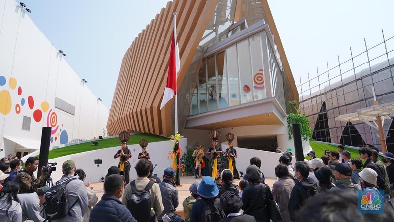 Seorang pengunjung berjalan di depan Paviliun Indonesia dalam World Expo 2025 Osaka, Jepang, Rabu (16/4/2025). (CNBC Indonesia/Angga Yosua)