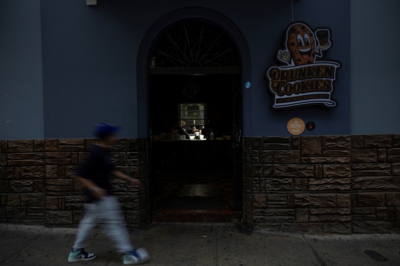 Orang-orang berjalan melalui jalan yang gelap setelah Puerto Riko dilanda pemadaman listrik besar-besaran di mana pembangkit listrik di seluruh pulau tiba-tiba mati, di San Juan, Puerto Riko, 16 April 2025. (REUTERS/Ricardo Arduengo)