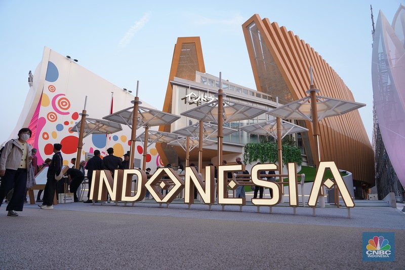 Seorang pengunjung berjalan di depan Paviliun Indonesia dalam World Expo 2025 Osaka, Jepang, Rabu (16/4/2025). Seorang pengunjung berjalan di depan Paviliun Indonesia dalam World Expo 2025 Osaka, Jepang, Rabu (16/4/2025). (CNBC Indonesia/Angga Yosua)
