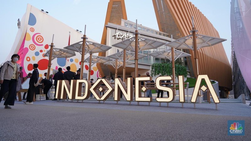 Seorang pengunjung berjalan di depan Paviliun Indonesia dalam World Expo 2025 Osaka, Jepang, Rabu (16/4/2025). (CNBC Indonesia/Angga Yosua)