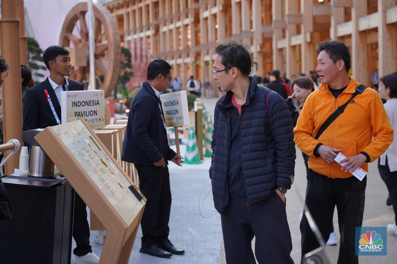 Seorang pengunjung berjalan di depan Paviliun Indonesia dalam World Expo 2025 Osaka, Jepang, Rabu (16/4/2025). (CNBC Indonesia/Angga Yosua)