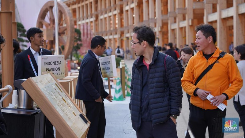 Seorang pengunjung berjalan di depan Paviliun Indonesia dalam World Expo 2025 Osaka, Jepang, Rabu (16/4/2025). (CNBC Indonesia/Angga Yosua)