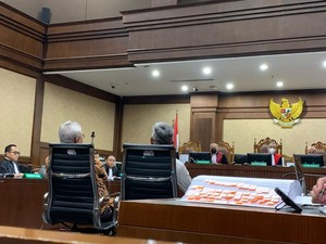 Video: Wahyu Setiawan-Arief Budiman Jadi Saksi Sidang Hasto Kristiyanto