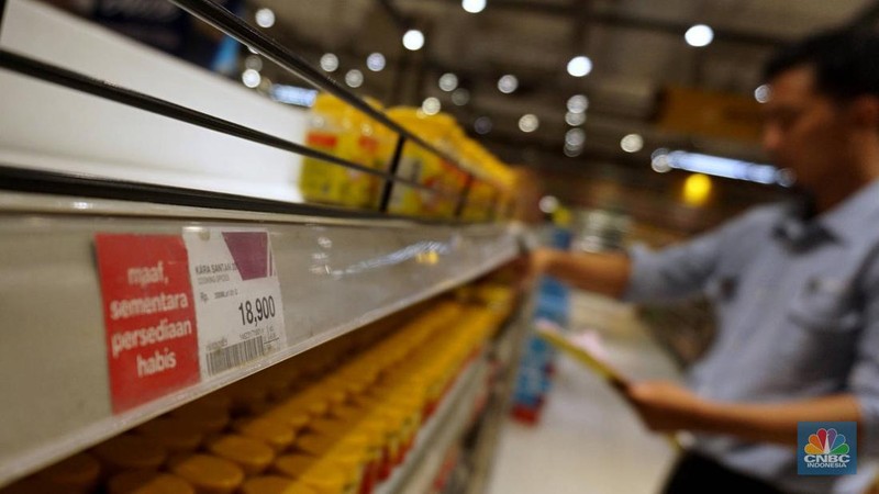Stok produk santan kemasan di Transmart Kota Kasablanka, Jakarta, Kamis (17/4/2025). (վ/Muhammad Sabki)