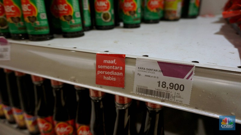 Stok produk santan kemasan di Transmart Kota Kasablanka, Jakarta, Kamis (17/4/2025). (CNBC Indonesia/Muhammad Sabki)