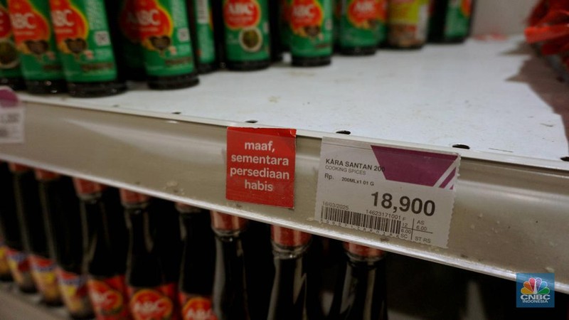 Stok produk santan kemasan di Transmart Kota Kasablanka, Jakarta, Kamis (17/4/2025). (վ/Muhammad Sabki)