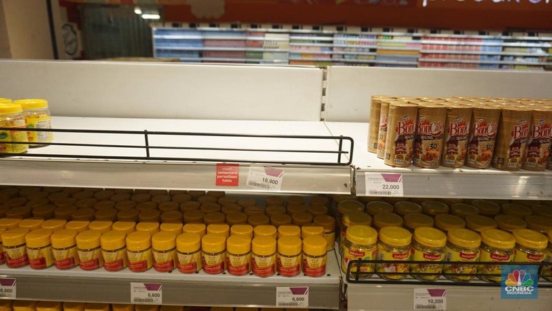 Stok produk santan kemasan di Transmart Kota Kasablanka, Jakarta, Kamis (17/4/2025). (վ/Muhammad Sabki)
