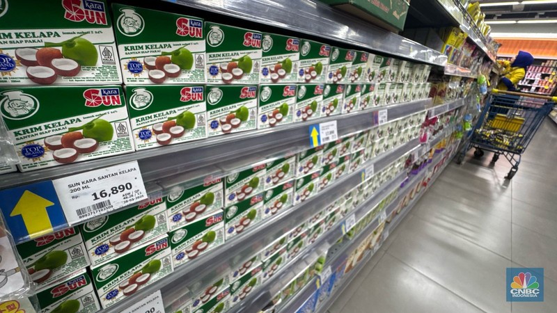 Stok produk santan kemasan di Transmart Kota Kasablanka, Jakarta, Kamis (17/4/2025). (CNBC Indonesia/Muhammad Sabki)