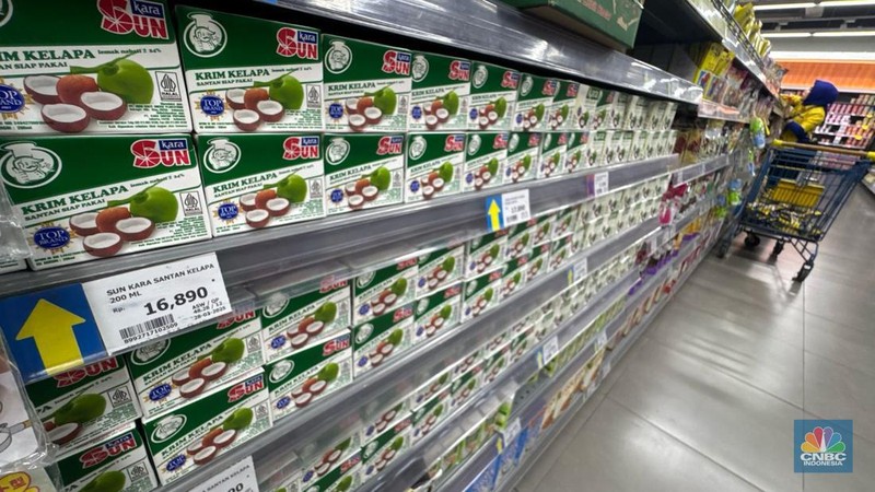 Stok produk santan kemasan di Transmart Kota Kasablanka, Jakarta, Kamis (17/4/2025). (վ/Muhammad Sabki)
