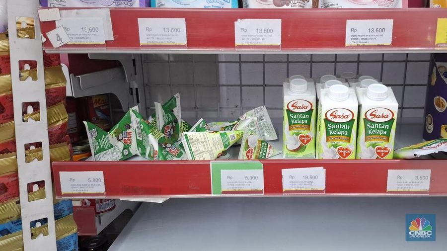 Stok santan kemasan pada salah satu minimarket di kawasan Johar Baru, Jakarta Pusat, Kamis (17/4/2025). (CNBC Indonesia/Chandra Dwi)