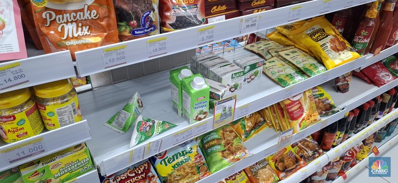 Stok produk santan kemasan di Transmart Kota Kasablanka, Jakarta, Kamis (17/4/2025). (CNBC Indonesia/Muhammad Sabki) Stok produk santan kemasan di Transmart Kota Kasablanka, Jakarta, Kamis (17/4/2025). (CNBC Indonesia/Muhammad Sabki)